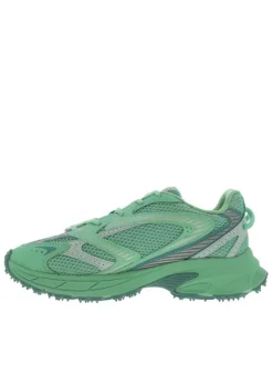 Baskets running vertes avec des détails en filet et à semelle plate
