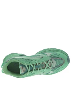 Baskets running vertes avec des détails en filet et à semelle plate