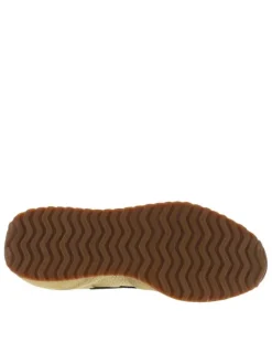 Baskets sable à talon plat et à lacets plats avec un patch sur la languette