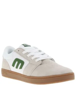 Baskets skate beiges en cuir à semelle marron avec logos verts et lacets plats