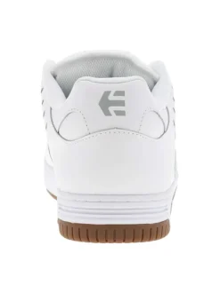 Baskets skate blanches en cuir à semelle marron avec logos verts et lacets plats