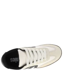 Baskets skate écrues à talon plat avec une logo embossé sur les côtés
