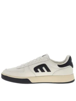 Baskets skate en cuir blanches avec un talon plat et des lacets