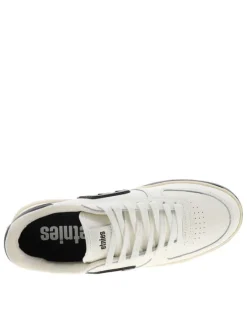 Baskets skate en cuir blanches avec un talon plat et des lacets