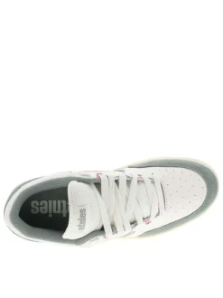 Baskets skate en cuir blanches avec un talon plat et des lacets