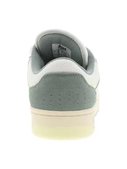 Baskets skate en cuir blanches avec un talon plat et des lacets