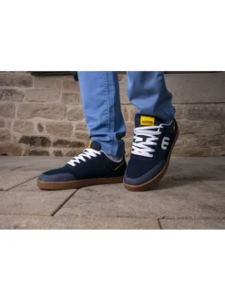 Baskets skate en cuir marine à semelle marron avec lacets et logo blancs