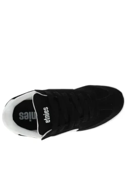 Baskets skate en cuir noires avec un talon plat et des lacets