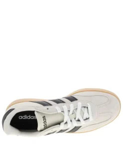 Baskets tennis beiges en cuir avec un talon plat et des lacets