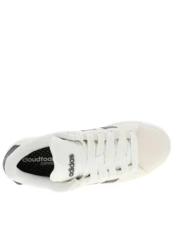 Baskets tennis blanches en cuir avec un talon plat et des lacets