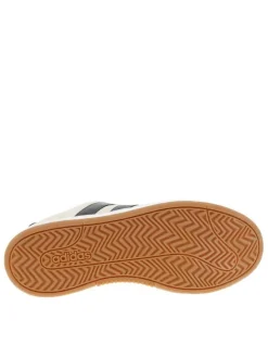 Baskets tennis blanches en cuir avec un talon plat et des lacets