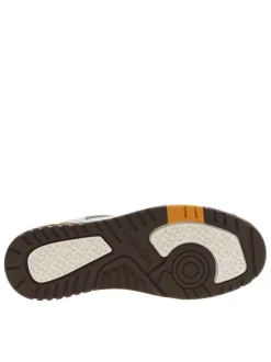Baskets tennis blanches en cuir à semelle marron avec talon plat et logo embossé