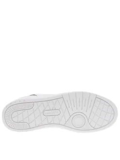 Baskets tennis blanches et vertes plates avec des lacets plats