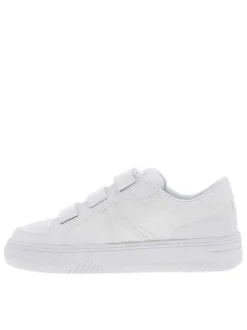 Baskets tennis blanches grainées avec logo de la marque embossé en noir