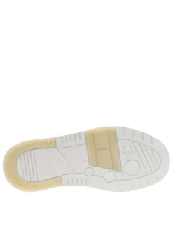 Baskets tennis blanches plates avec lacets blancs et logo de la marque en relief