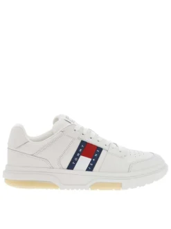 Baskets tennis blanches plates avec lacets blancs et logo de la marque en relief