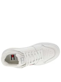 Baskets tennis blanches plates avec lacets blancs et logo de la marque en relief