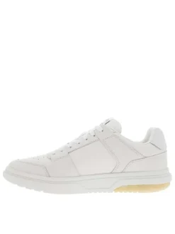 Baskets tennis blanches plates avec lacets blancs et logo de la marque en relief