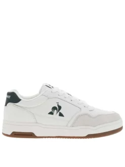Baskets tennis blanches à talon plat et à lacets plats et logo vert