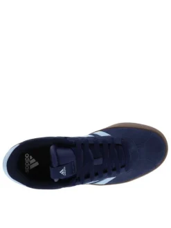 Baskets tennis bleues à talon plat avec un patch de la marque à la languette