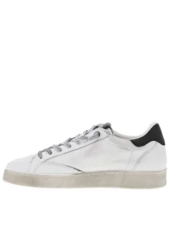 Baskets tennis en cuir blanches plates avec texte sur la semelle