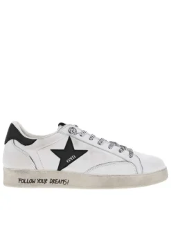 Baskets tennis en cuir blanches plates avec texte sur la semelle