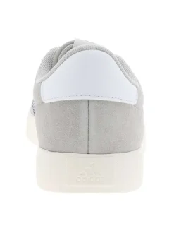 Baskets tennis grises en cuir avec un talon plat et des lacets