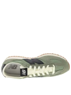 Baskets tennis 471 kaki à talon plat avec un patch cousu sur la languette