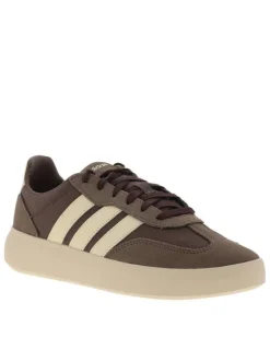 Baskets tennis marron à talon plat avec un patch cousu sur la languette
