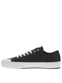 Baskets tennis noires avec nom de la marque floqué en blanc sur la languette
