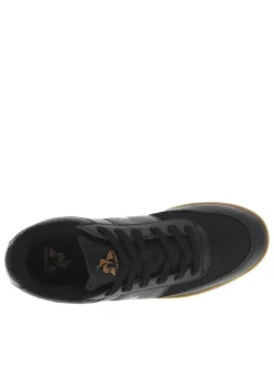 Baskets tennis noires à talon plat et à lacets plats avec logo marron