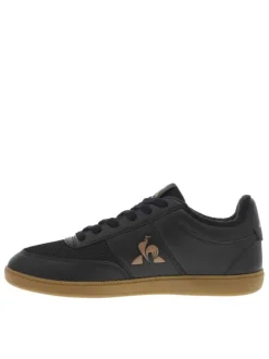 Baskets tennis noires à talon plat et à lacets plats avec logo marron