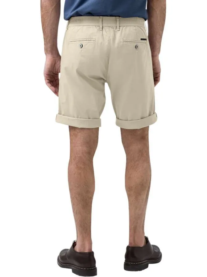 Bermuda Chino beige uni avec une coupe ajustée et des ourlets