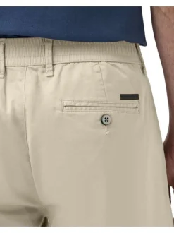Bermuda Chino beige uni avec une coupe ajustée et des ourlets