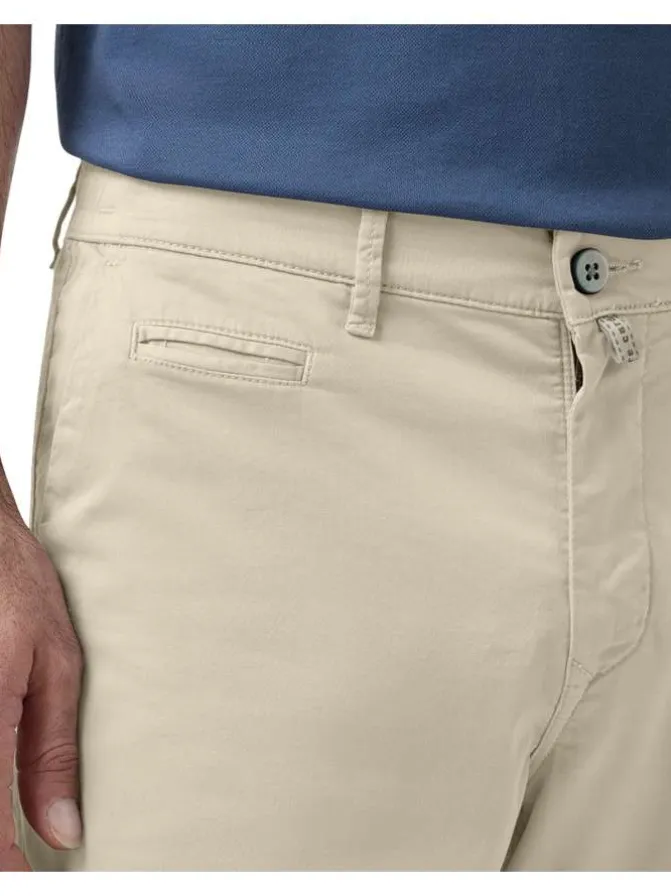 Bermuda Chino beige uni avec une coupe ajustée et des ourlets