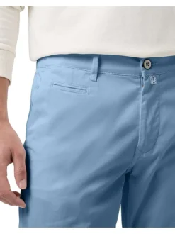 Bermuda Chino bleu uni avec une coupe ajustée et des ourlets