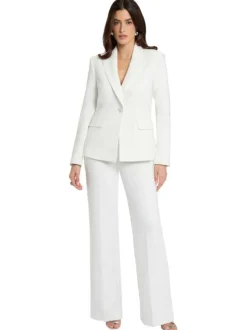 Blazer blanc à coupe ajustée pourvu d'un col à revers et de manches longues