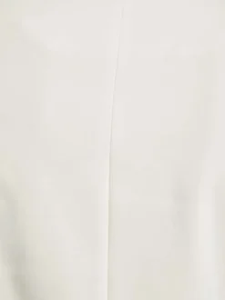 Blazer blanc uni avec une coupe près du corps et 2 poches latérales