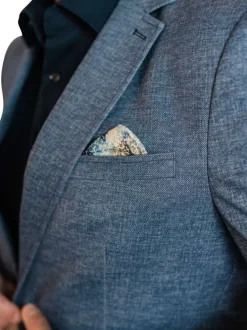 Blazer bleu avec un imprimé aspect denim et une coupe ajustée à poches