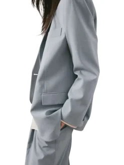 Blazer bleu gris uni avec une coupe droite et des manches longues