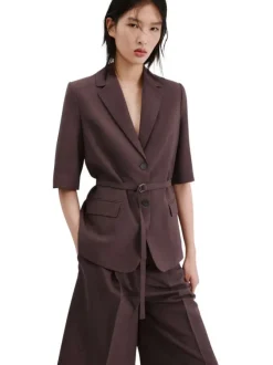 Blazer bordeaux uni pourvu d'une coupe droite et de manches courtes