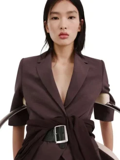 Blazer bordeaux uni pourvu d'une coupe droite et de manches courtes