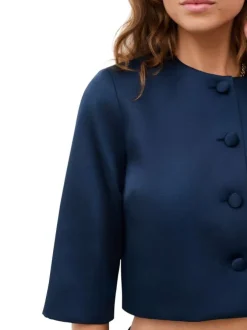 Blazer court marine uni avec une coupe droite et un col à revers