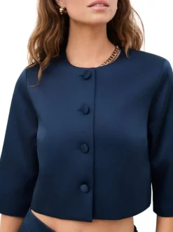 Blazer court marine uni avec une coupe droite et un col à revers