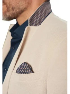 Blazer de costume beige uni avec une coupe ajustée et un col cranté
