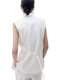 Blazer en lin blanc uni avec une coupe droite et un col v à revers