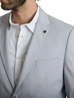 Blazer gris clair à coupe ajustée pourvu d'un col tailleur et de manches longues