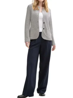 Blazer léger bleu marine à rayures avec une coupe ajustée et des poches