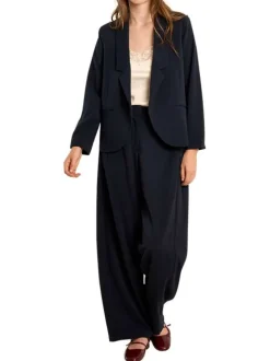 Blazer marine uni pourvu d'un col à revers et de manches longues