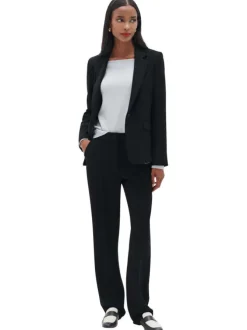 Blazer noir uni avec une coupe ajusté un col cranté et des manches longues